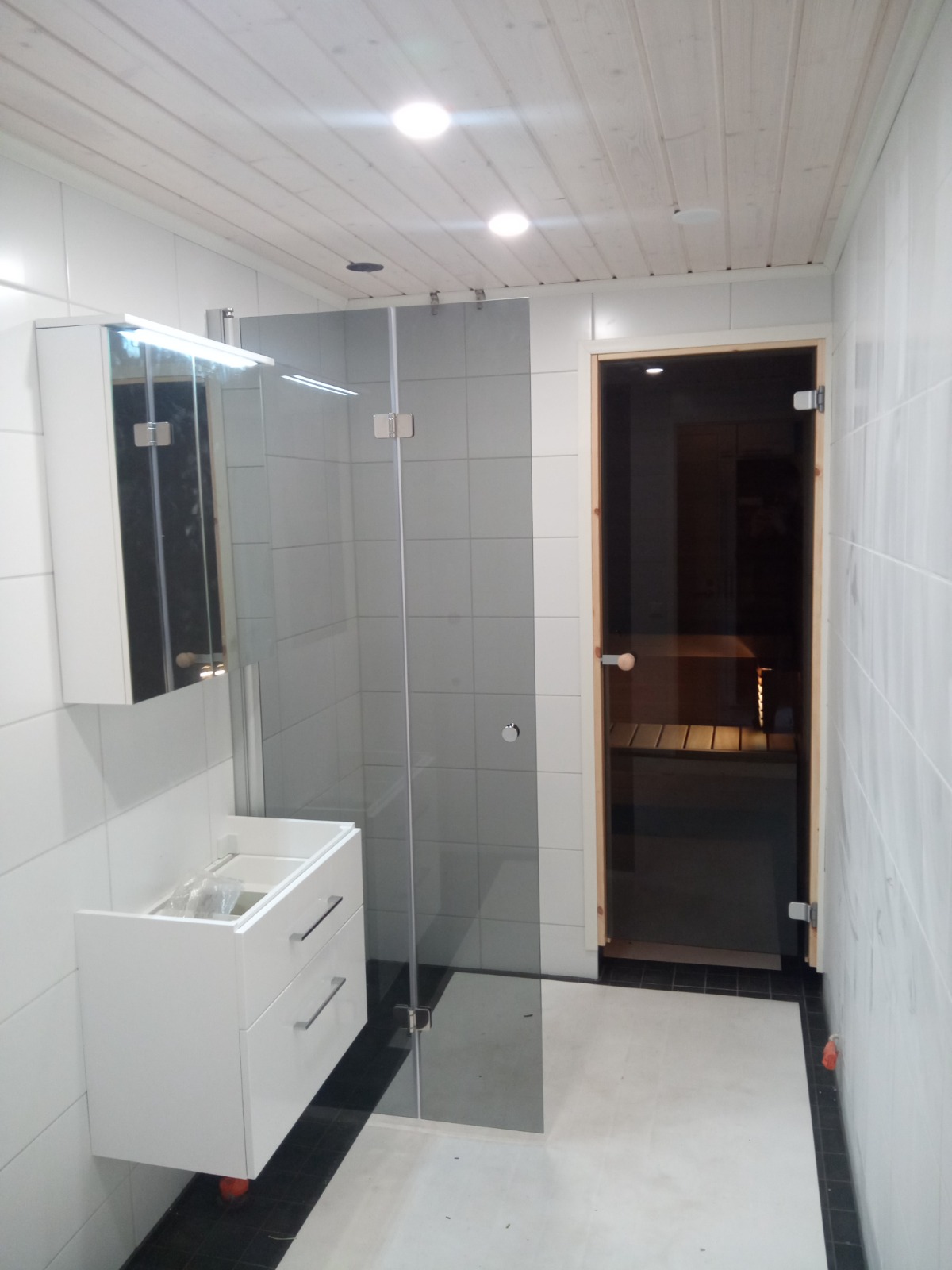 Valmis pesuhuoneremontti modernilla kaakeloinnilla